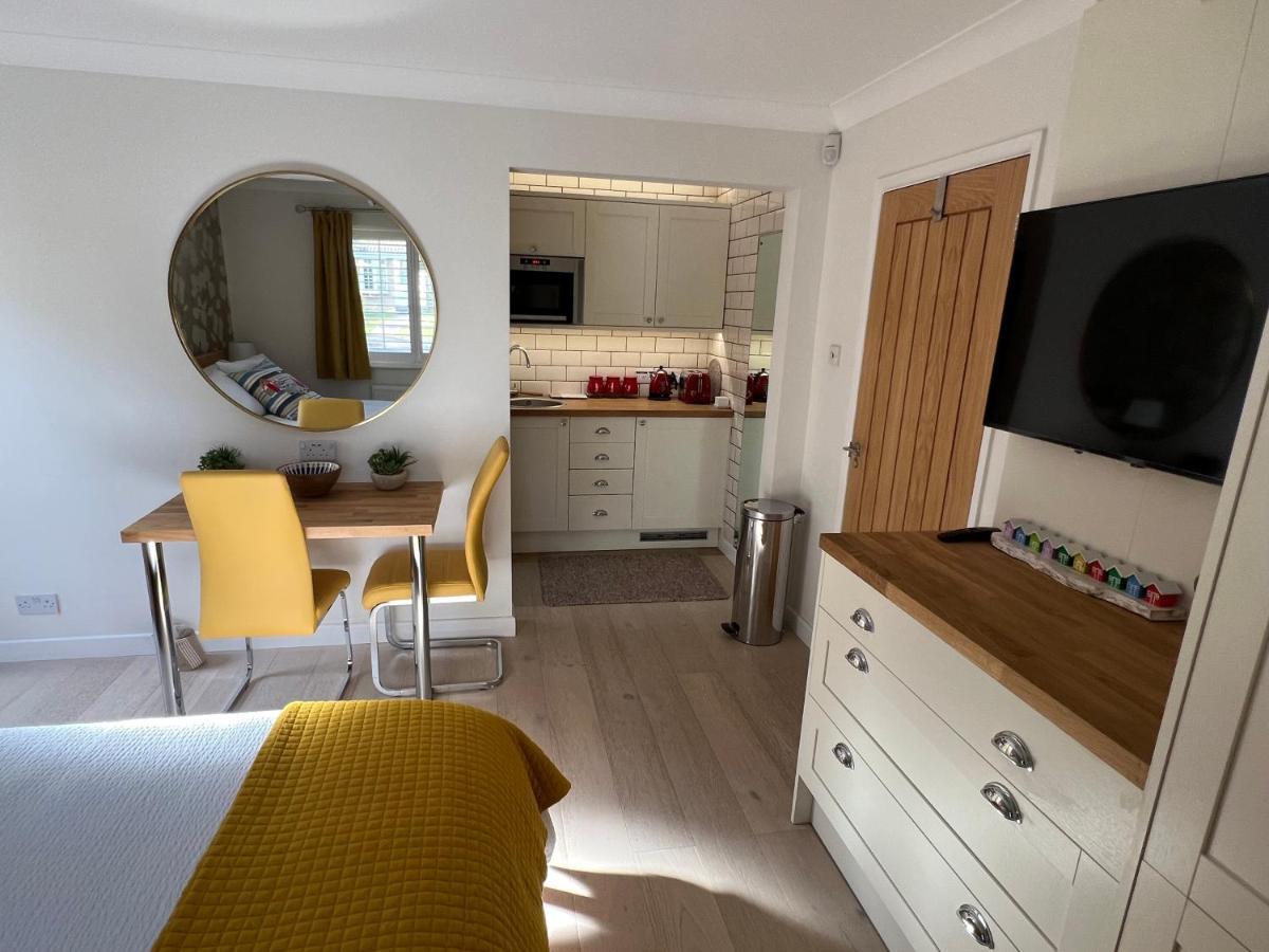 No 64 Bed And Breakfast Lymington Exteriör bild